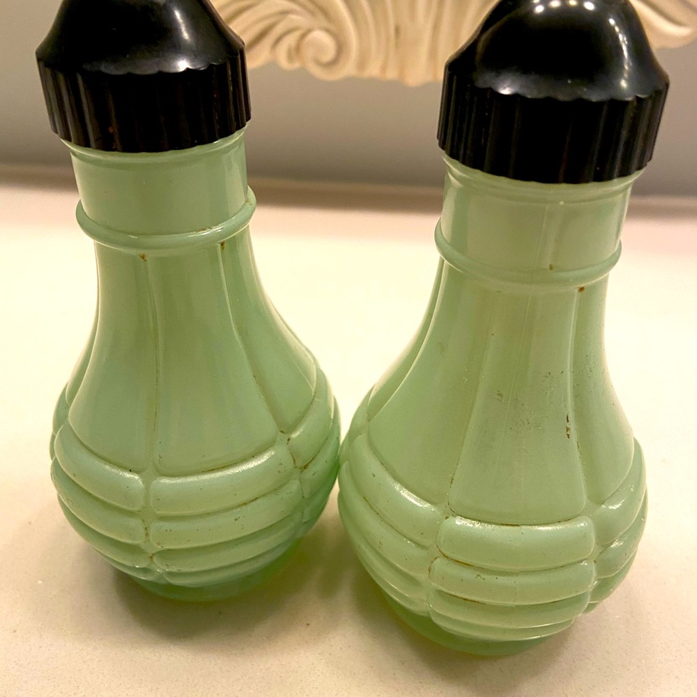VINTAGE 1950’s glass salt & pepper shakers.